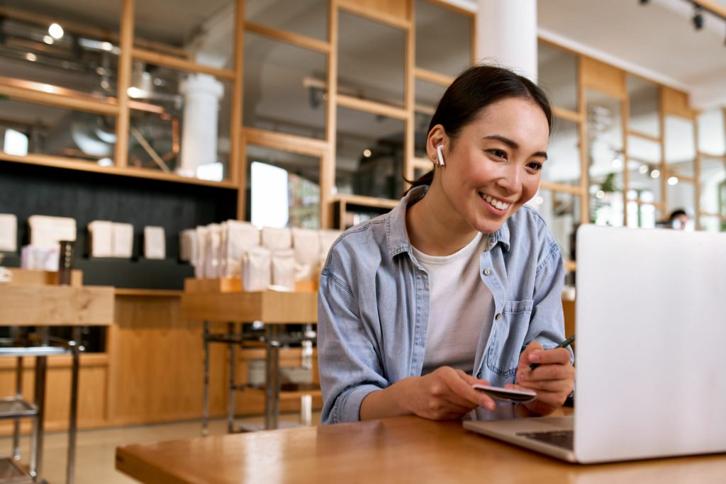 Wanita Sedang Berkerja di Cafe 